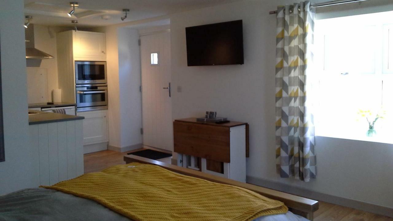 The Little Barn Apartment Carlby Bagian luar foto
